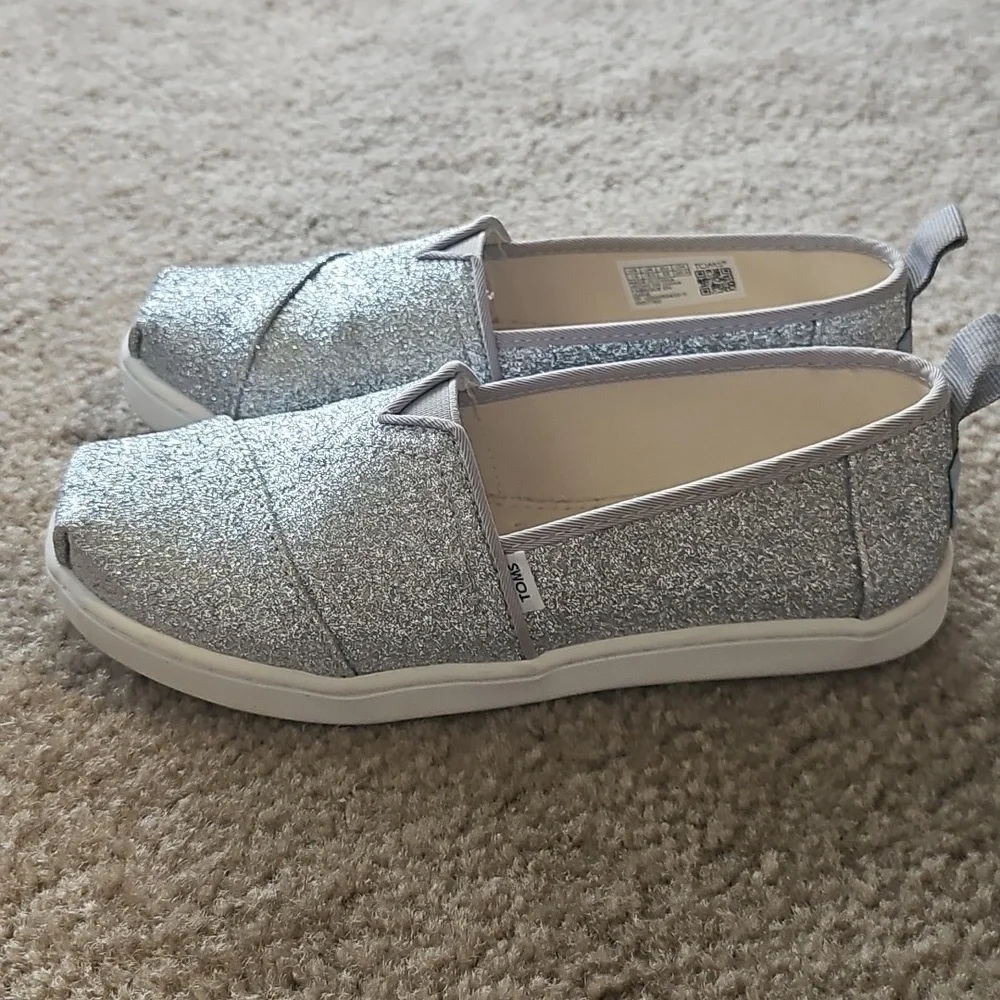 Toms Alpargata Youth Size 1.5 Silver Iridescent